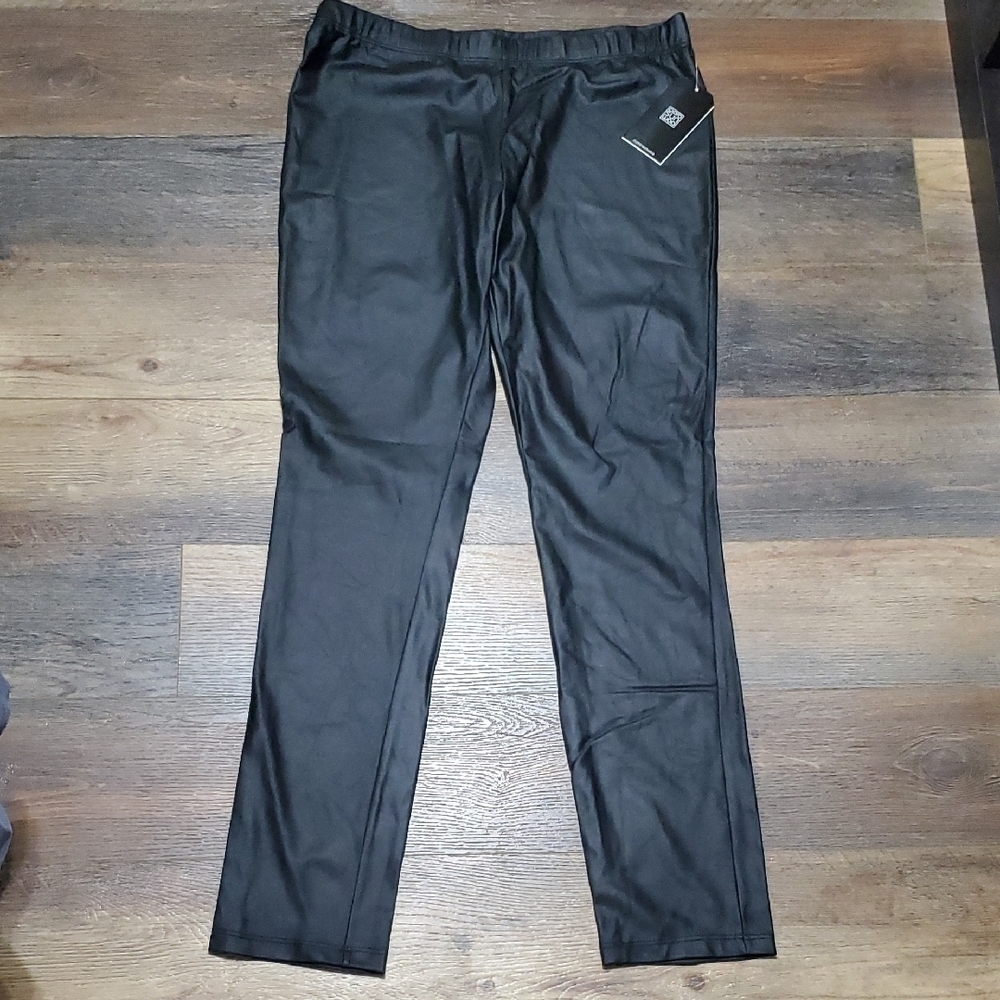 CLARA SUNWOO Black Leggings with Modern Design